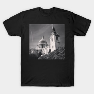 St Paul's Cathedral in shades of gray T-Shirt